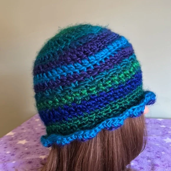 Crochet  peacock feather beanie medium soft satin acrylic yarn new - Picture 4 of 6